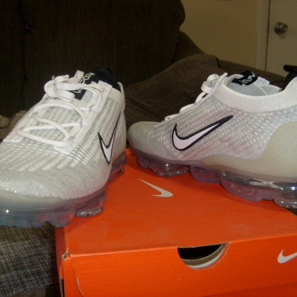 nike air vapormax dm-4084 100  white/black sz-8.5 $200